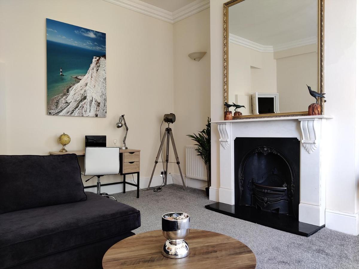 6 Queens Gardens Eastbourne Exterior photo